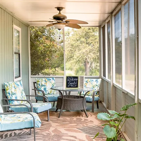 Hadley'S House - A Country 3 Bdrm With Screened-In Porch